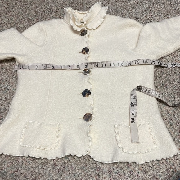 100% wool Cream Ruffled Button-Up cardigan - Picture 4 of 8